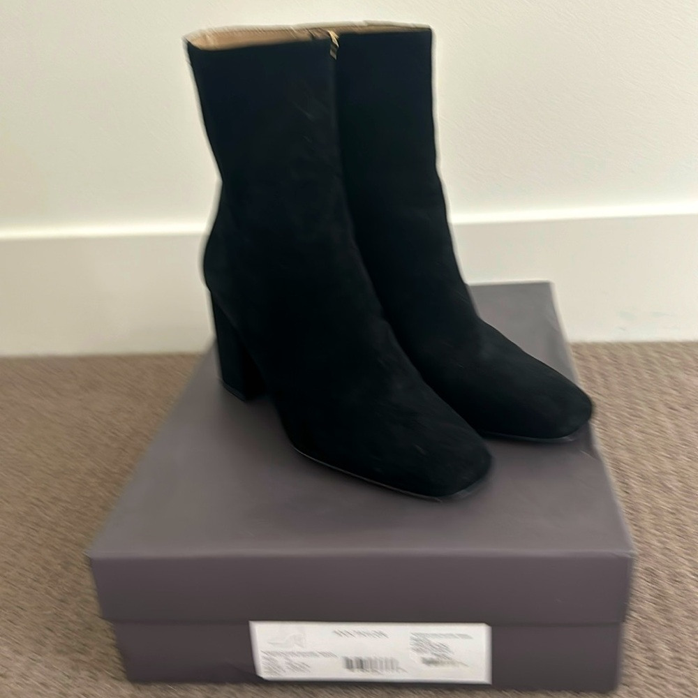 Ann Taylor black ankle boot. Suede size 8